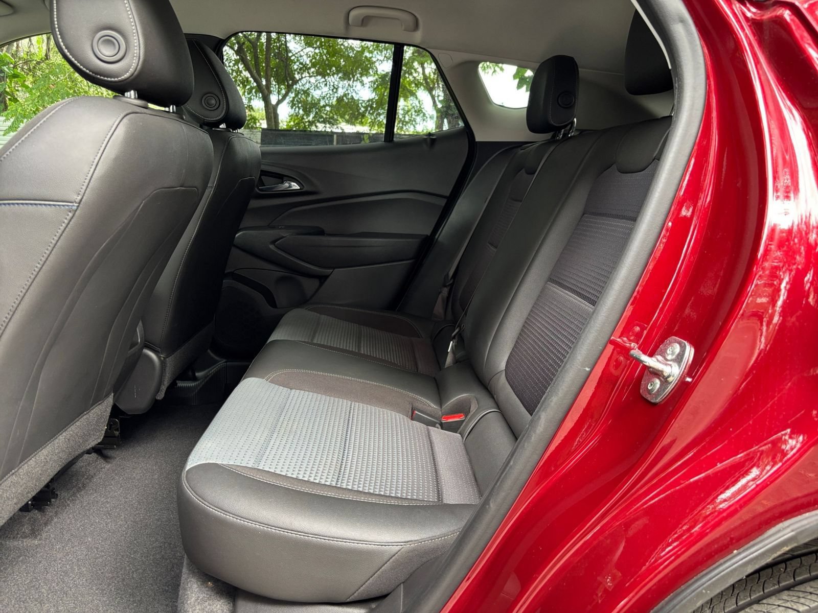 Used 2025 Chevrolet Trax LT FWD image 24