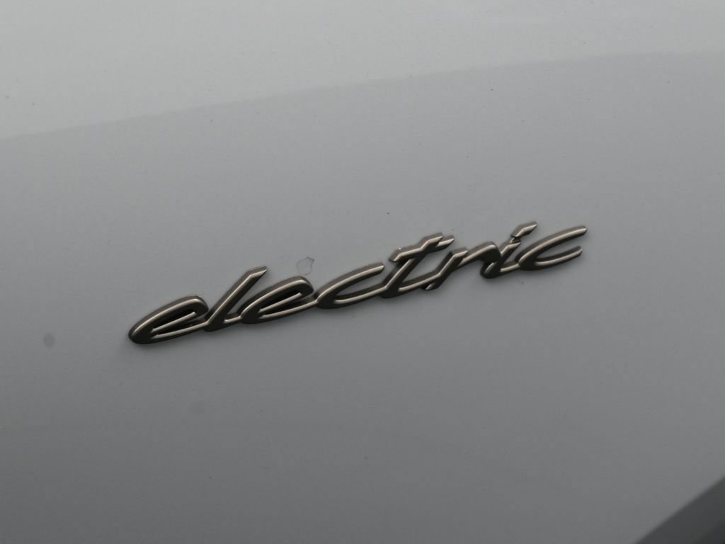New 2025 Porsche Macan Turbo Electric AWD/4WD image 10