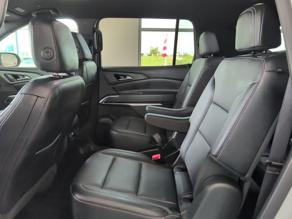 Used 2025 Chevrolet Traverse LT image 16