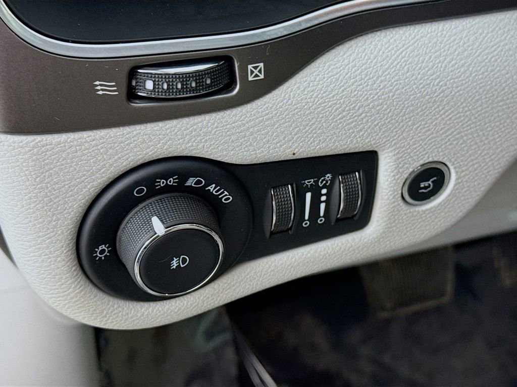 Used 2022 Jeep Cherokee Latitude Lux w/ Sun & Sound Group image 18