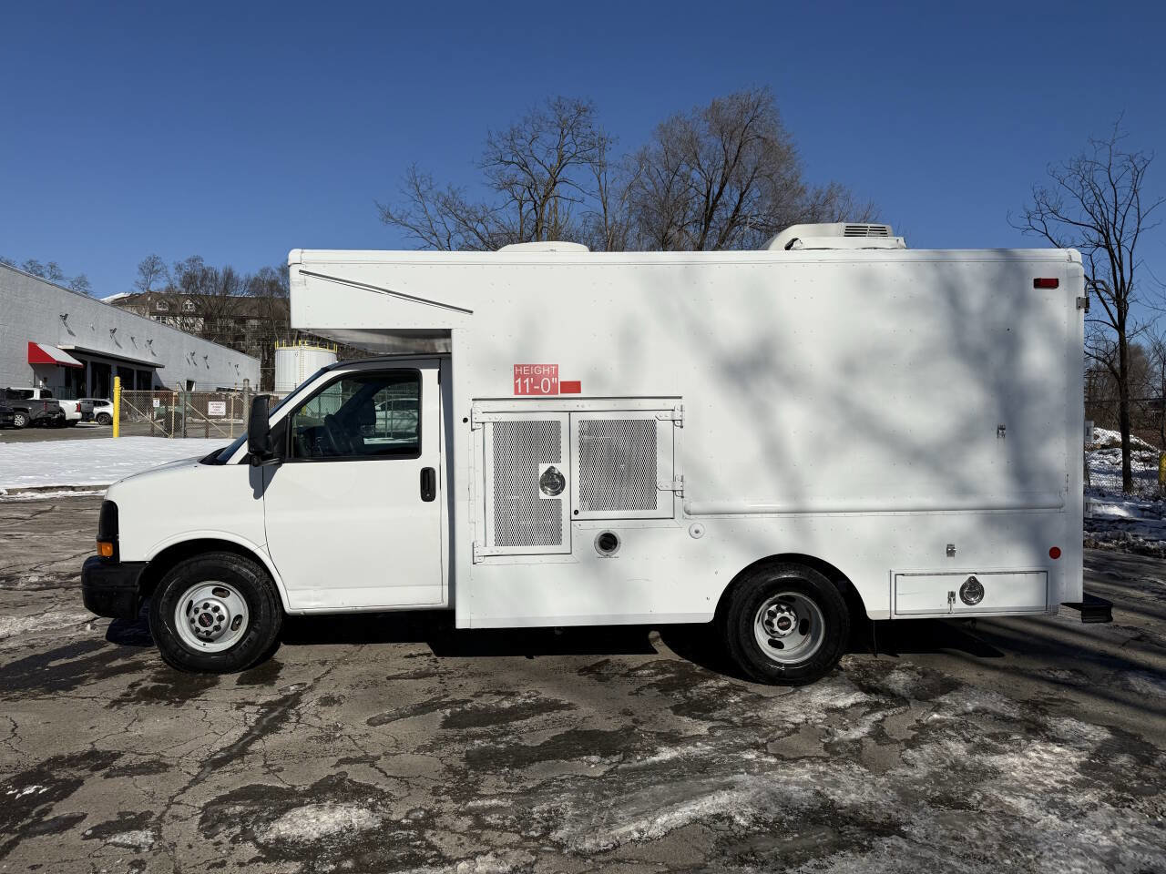 Used 2009 GMC Savana 3500 image 2