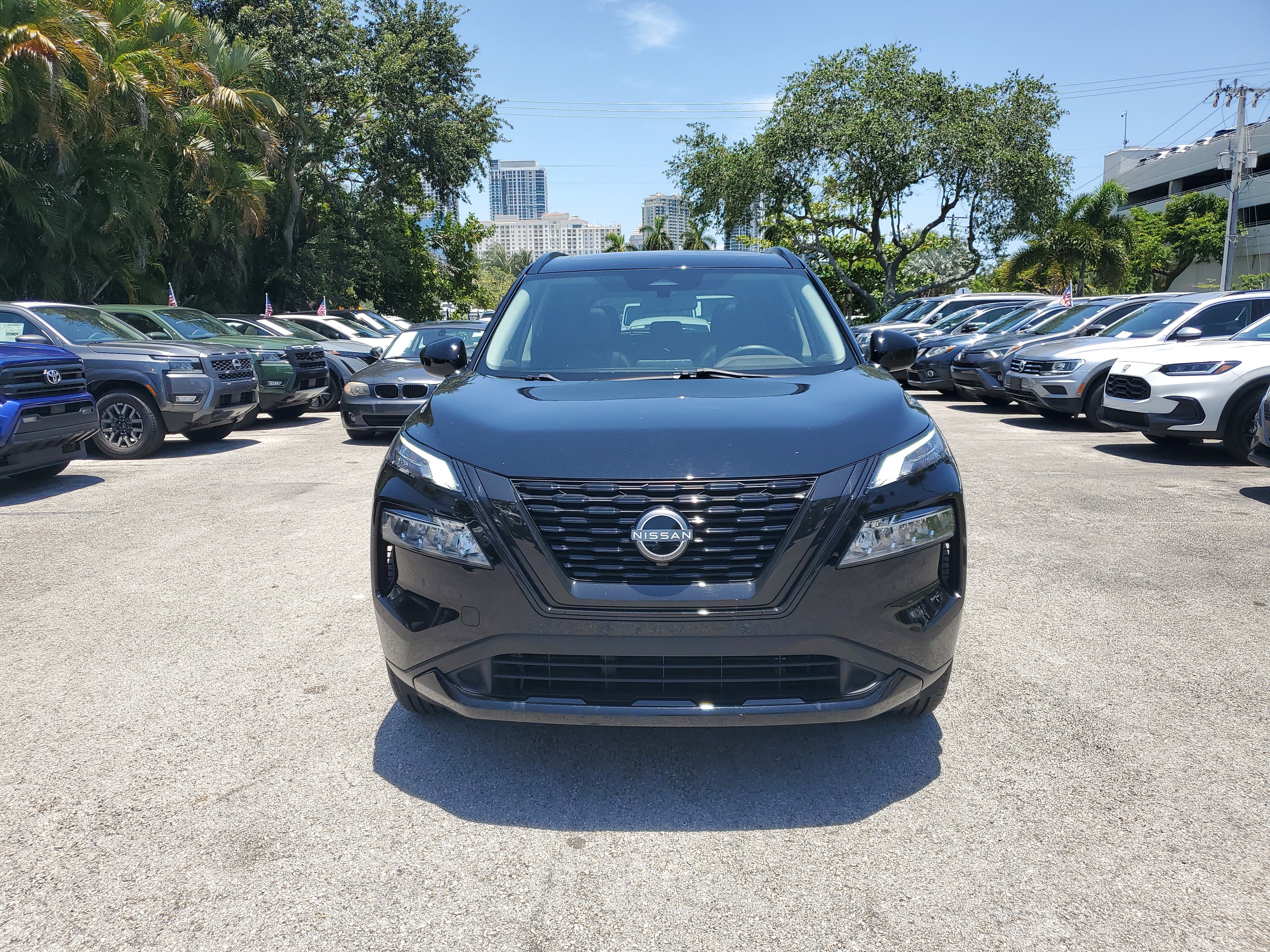 Used 2023 Nissan Rogue SV w/ SV Premium B Package image 2