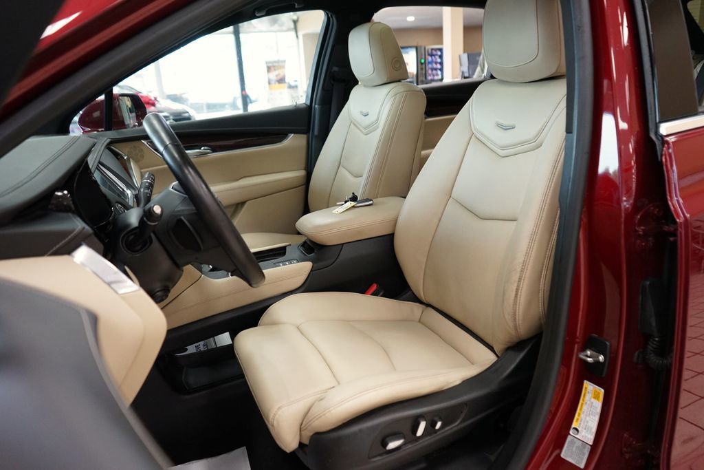 Used 2017 Cadillac XT5 Luxury w/ Driver Awareness Package AWD/4WD image 2