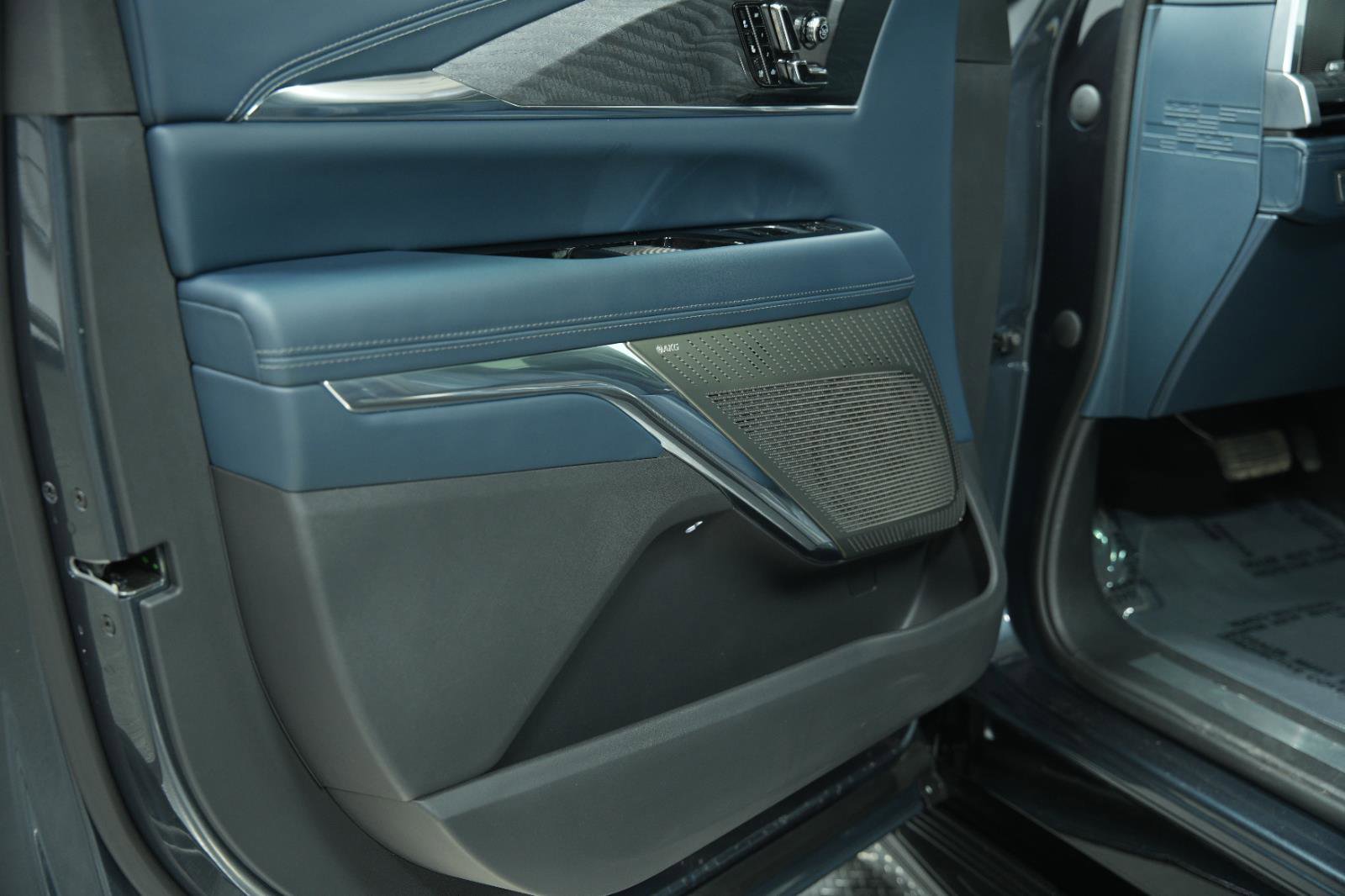 Used 2025 Cadillac Escalade IQ Luxury 2 w/ LPO, Premium Carpet Package image 23