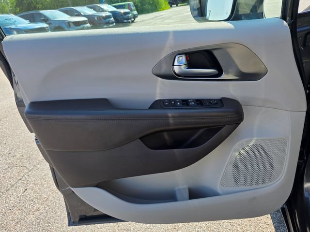 Used 2017 Chrysler Pacifica Touring-L w/ Tire & Wheel Group FWD image 26