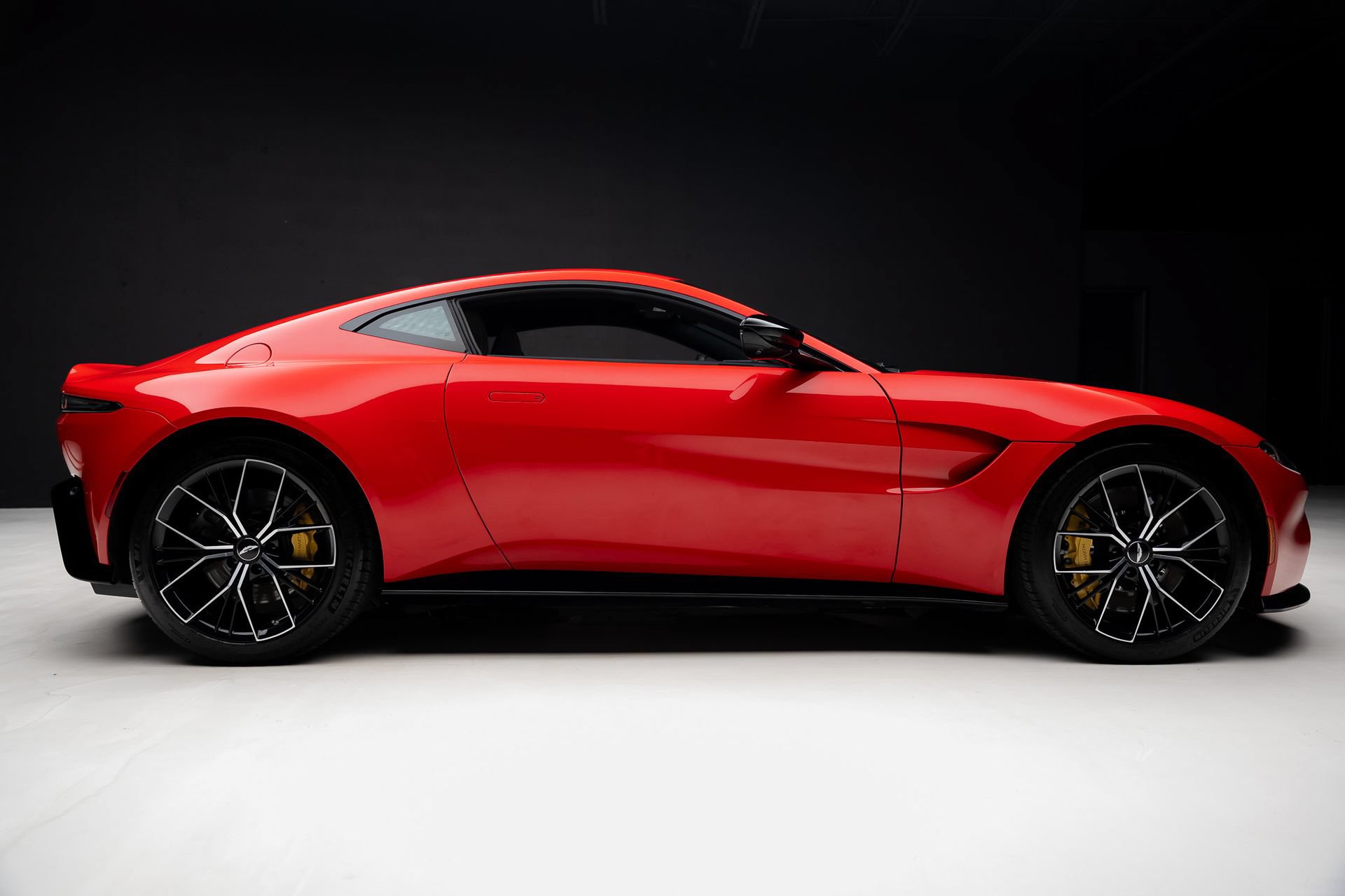 Used 2023 Aston Martin V8 Vantage Coupe RWD image 34
