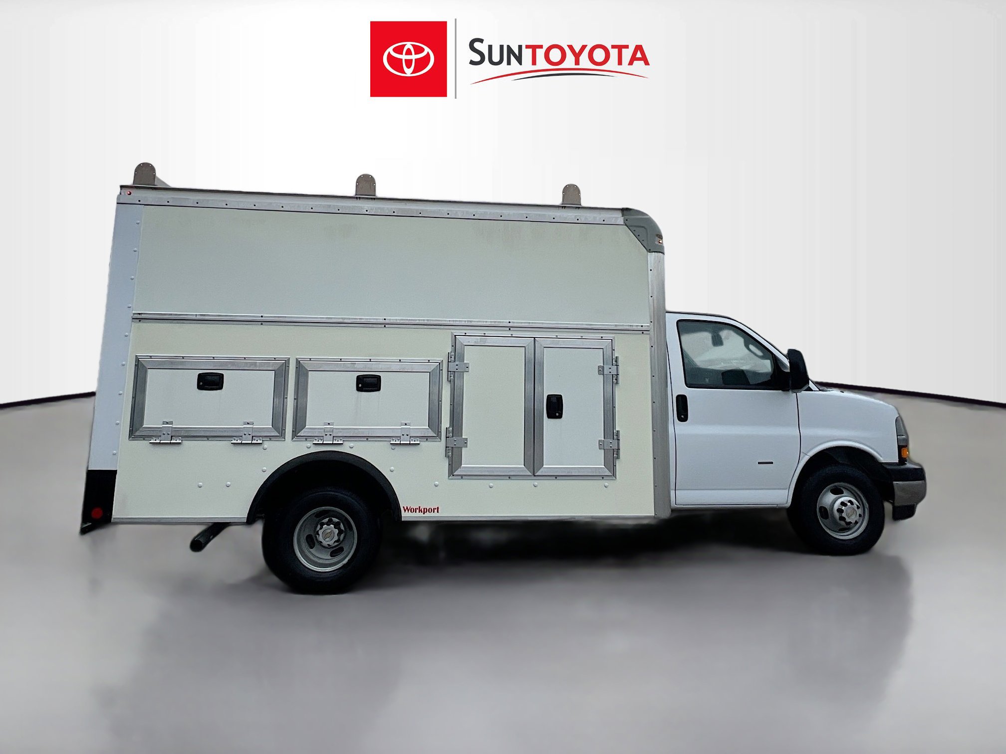 Used 2022 Chevrolet Express 3500 w/ Power Convenience Package image 2