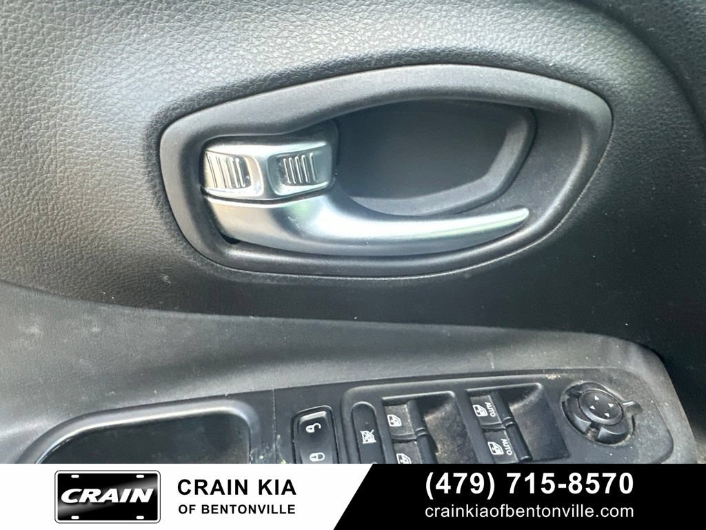 Used 2016 Jeep Renegade Latitude AWD/4WD image 13