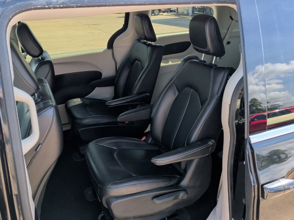 Used 2023 Chrysler Pacifica Touring-L FWD image 32