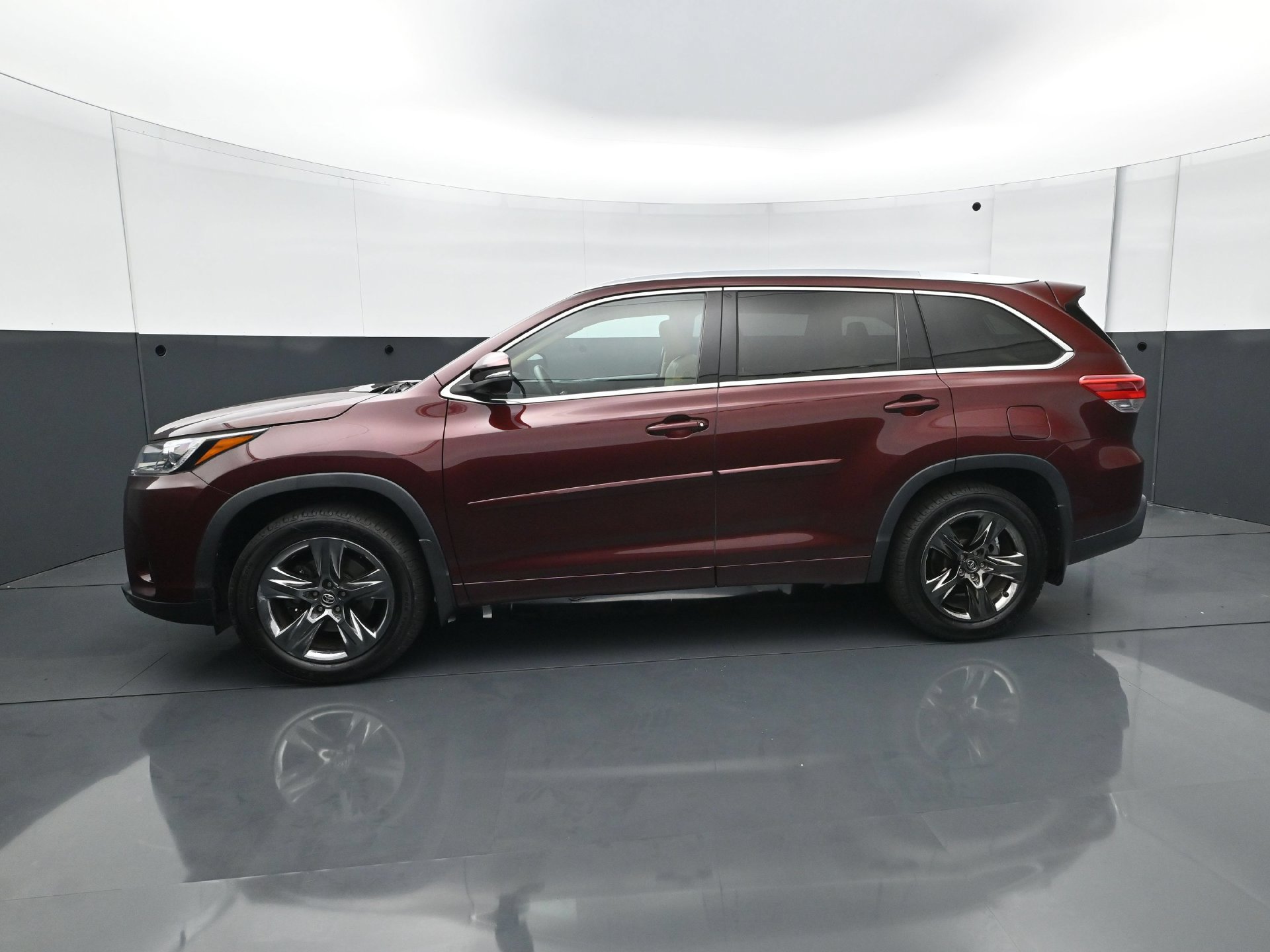 Used 2018 Toyota Highlander Limited Platinum w/ Carpet Mat Package (TMS) AWD/4WD image 3