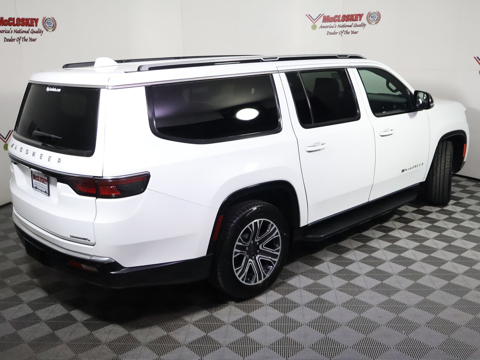 Used 2023 Jeep Wagoneer L Series II AWD/4WD image 4