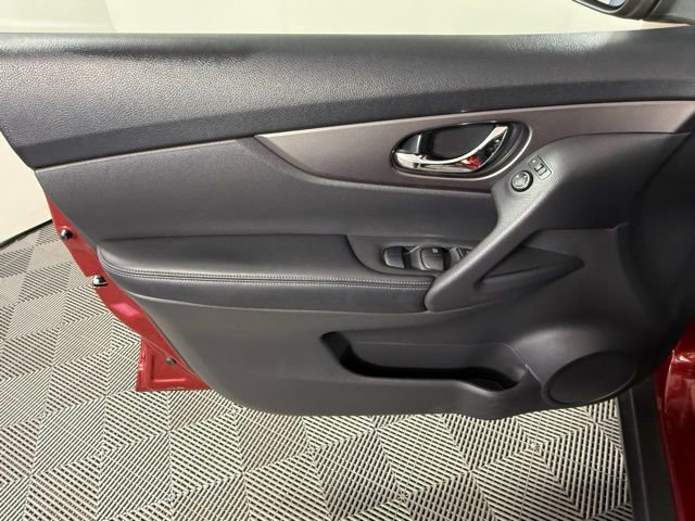 Used 2016 Nissan Rogue SV w/ SV Premium Package image 14