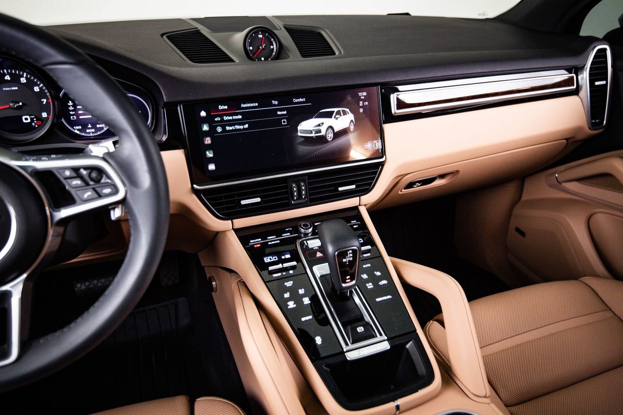 Certified 2023 Porsche Cayenne Platinum Edition image 19