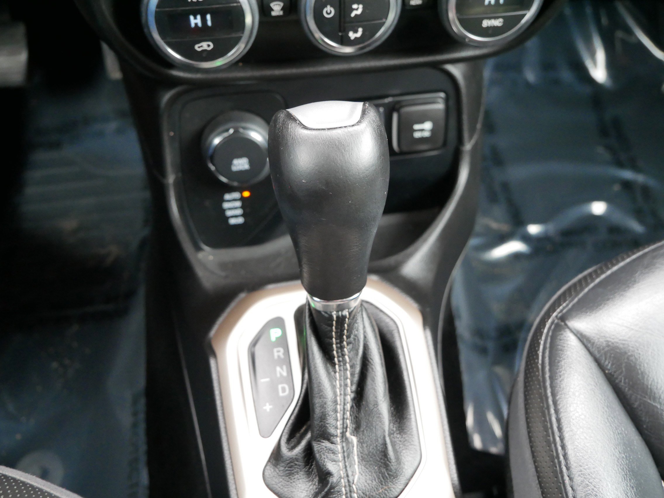 Used 2016 Jeep Renegade Limited image 24