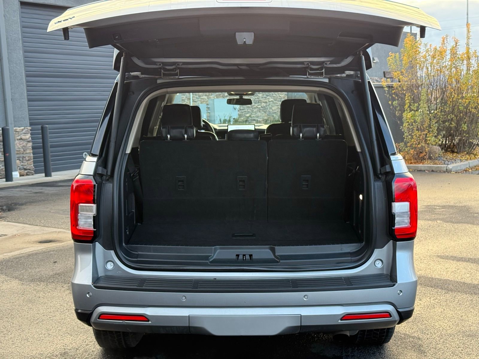 Used 2024 Ford Expedition XLT image 6
