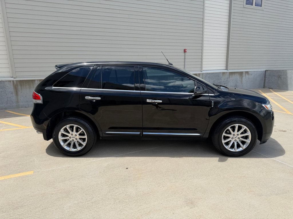 Used 2012 Lincoln MKX FWD image 2