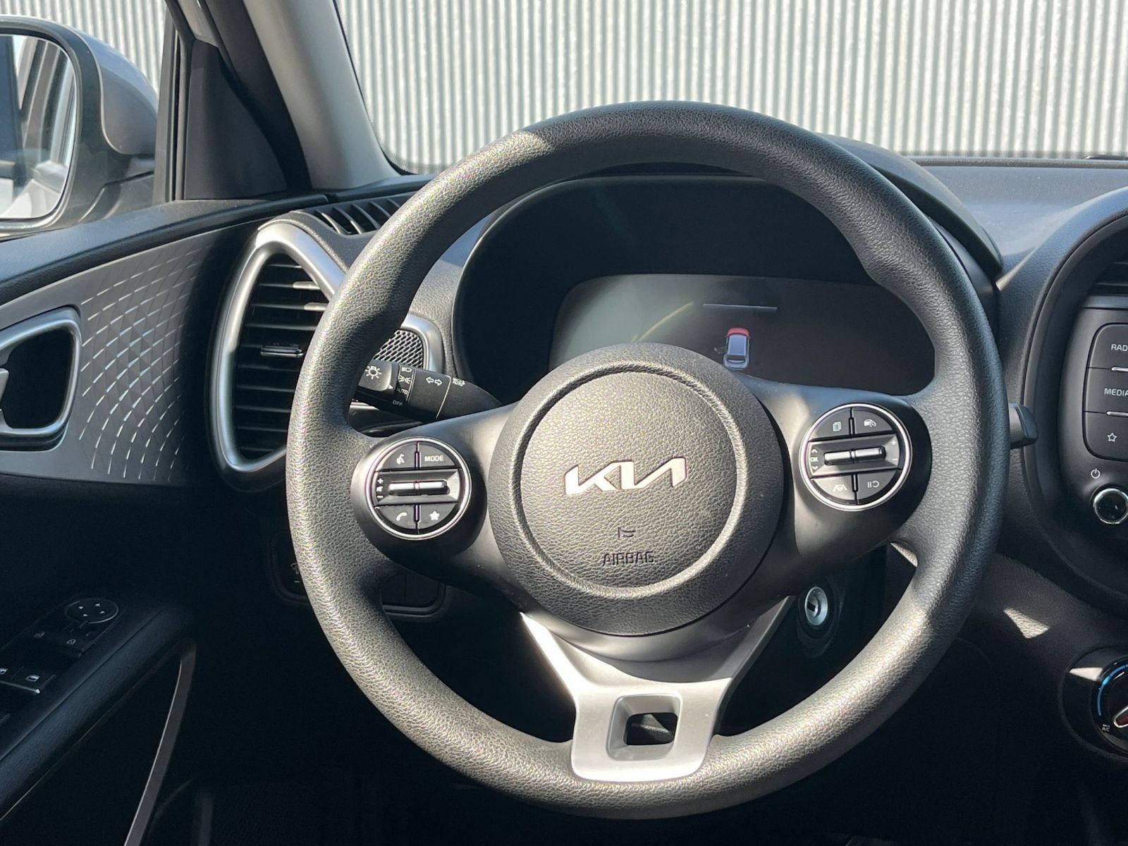 Used 2025 Kia Soul LX w/ LX Technology Package FWD image 25
