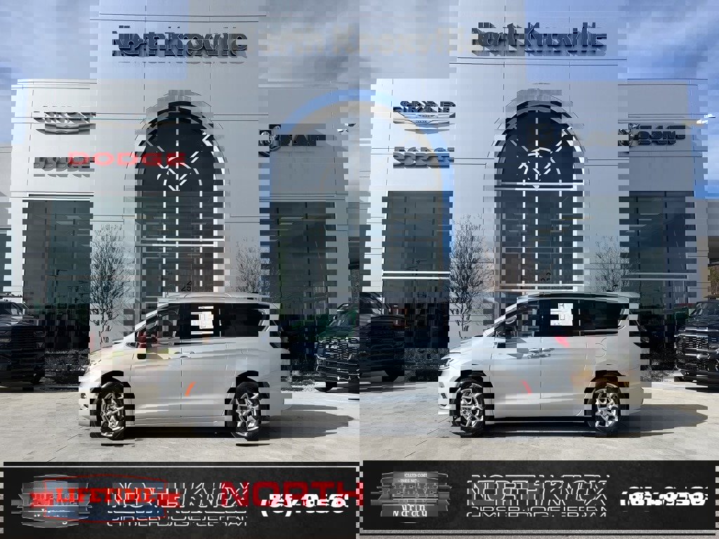 Used 2024 Chrysler Pacifica Touring-L image 2