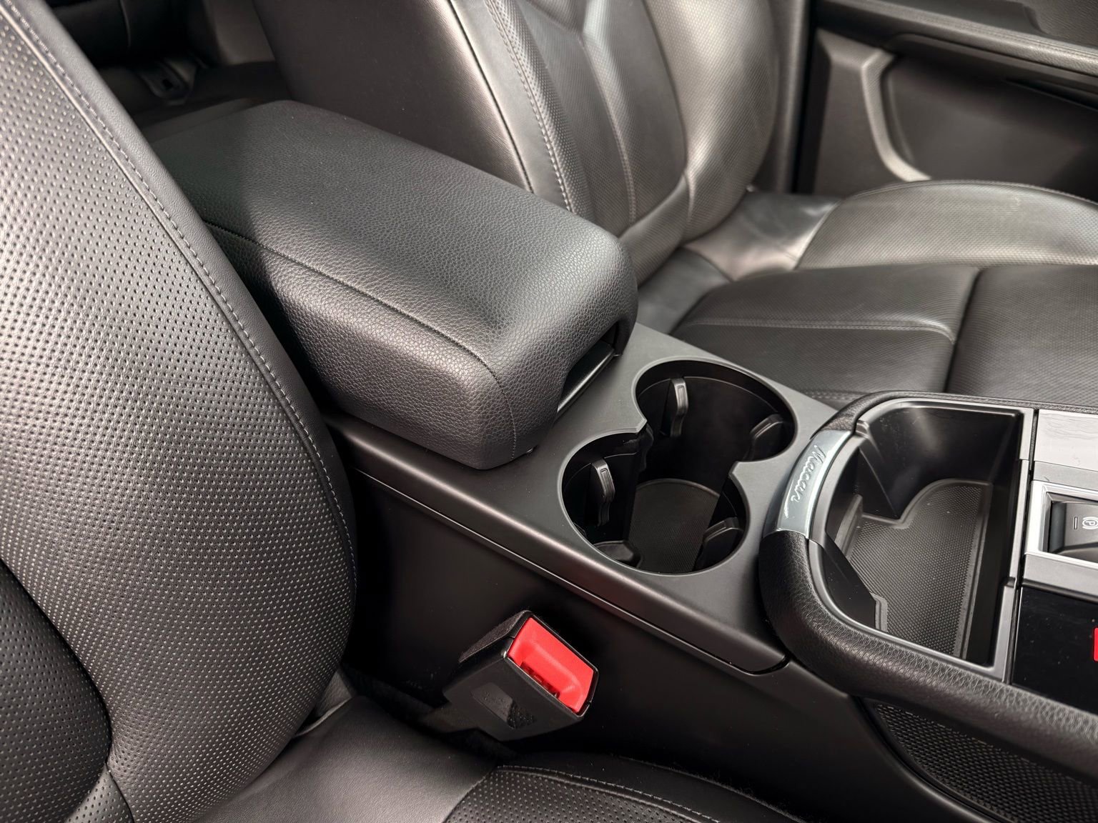 Used 2022 Porsche Macan image 25