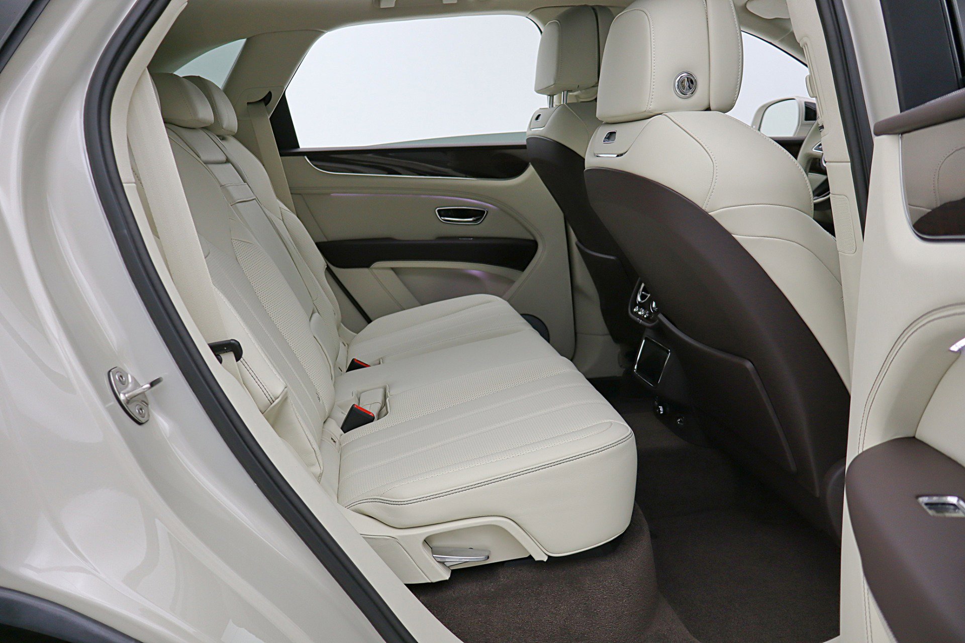 Used 2024 Bentley Bentayga Plug-In Hybrid image 42