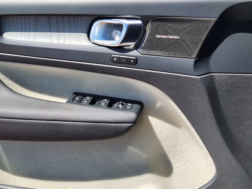 Used 2024 Volvo XC40 B5 Plus w/ Protection Package Premier AWD/4WD image 13