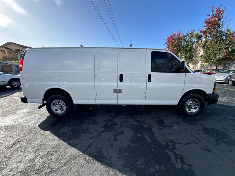 Used 2012 Chevrolet Express 2500 Extended RWD image 4