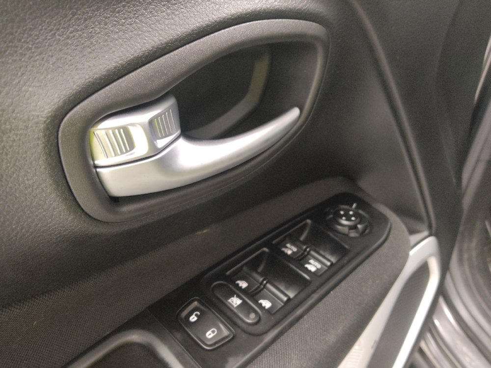 Used 2020 Jeep Renegade Latitude AWD/4WD image 27