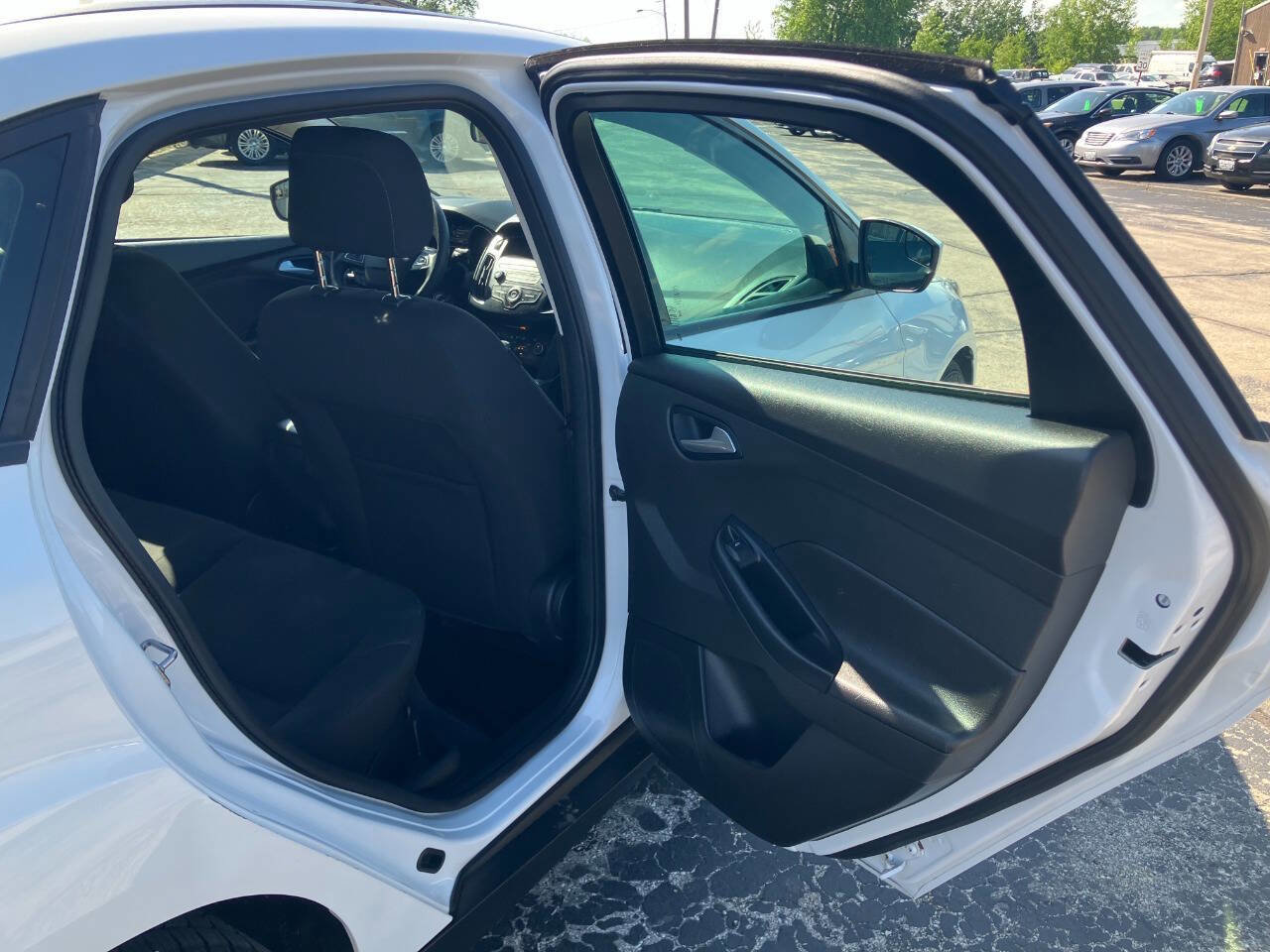 Used 2018 Ford Focus SE w/ SE Appearance Package image 15