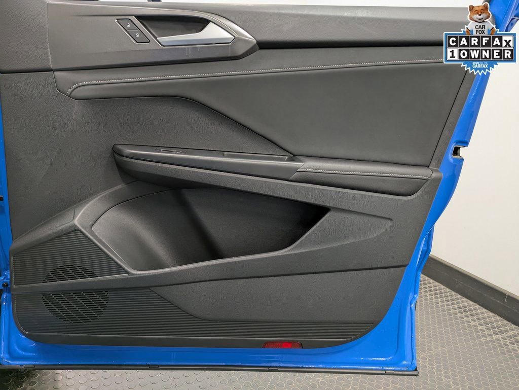 Used 2025 Volkswagen Taos SE image 29