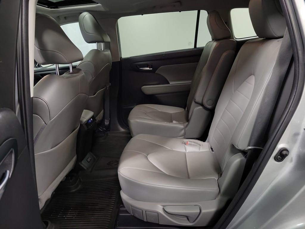 Used 2023 Toyota Highlander XLE AWD/4WD image 25