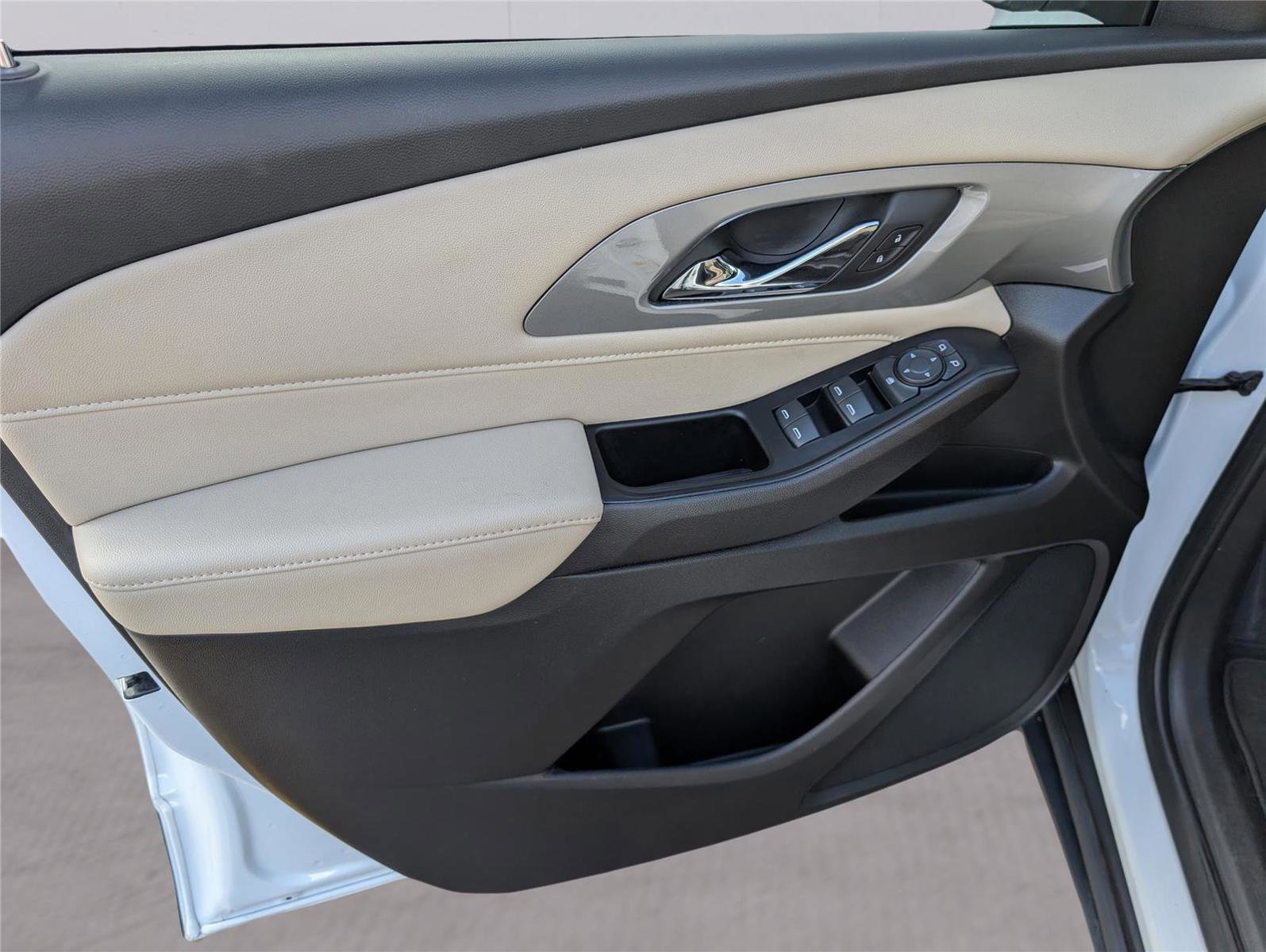 Used 2024 Chevrolet Traverse LS w/ Safety Package FWD image 14