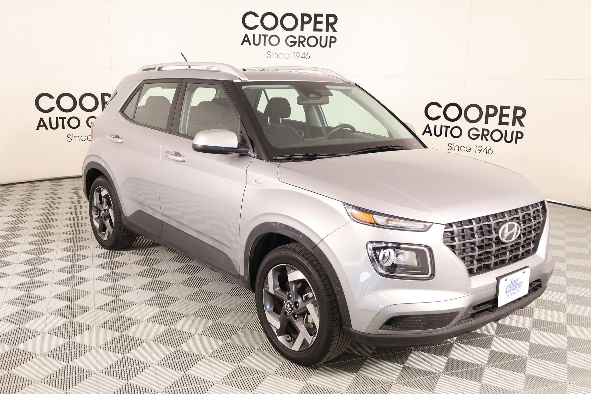 Used 2025 Hyundai Venue SEL video 1