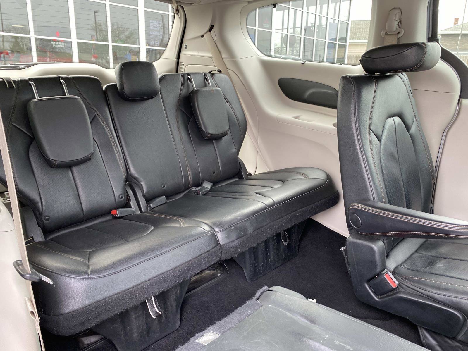 Used 2019 Chrysler Pacifica Touring-L FWD image 23