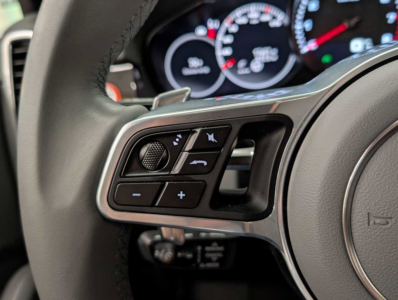 Used 2023 Porsche Cayenne Coupe image 36