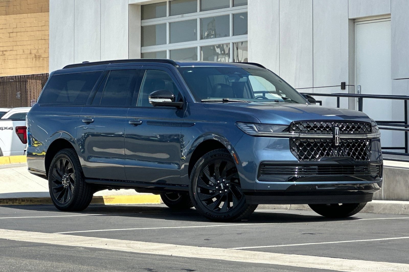 New 2027 Lincoln Navigator L Reserve w/ Jet Appearance Package
