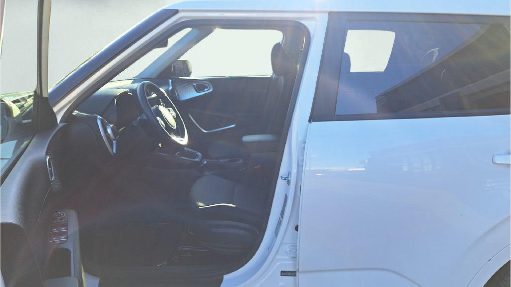 Used 2023 Kia Soul LX w/ LX Technology Package FWD image 10