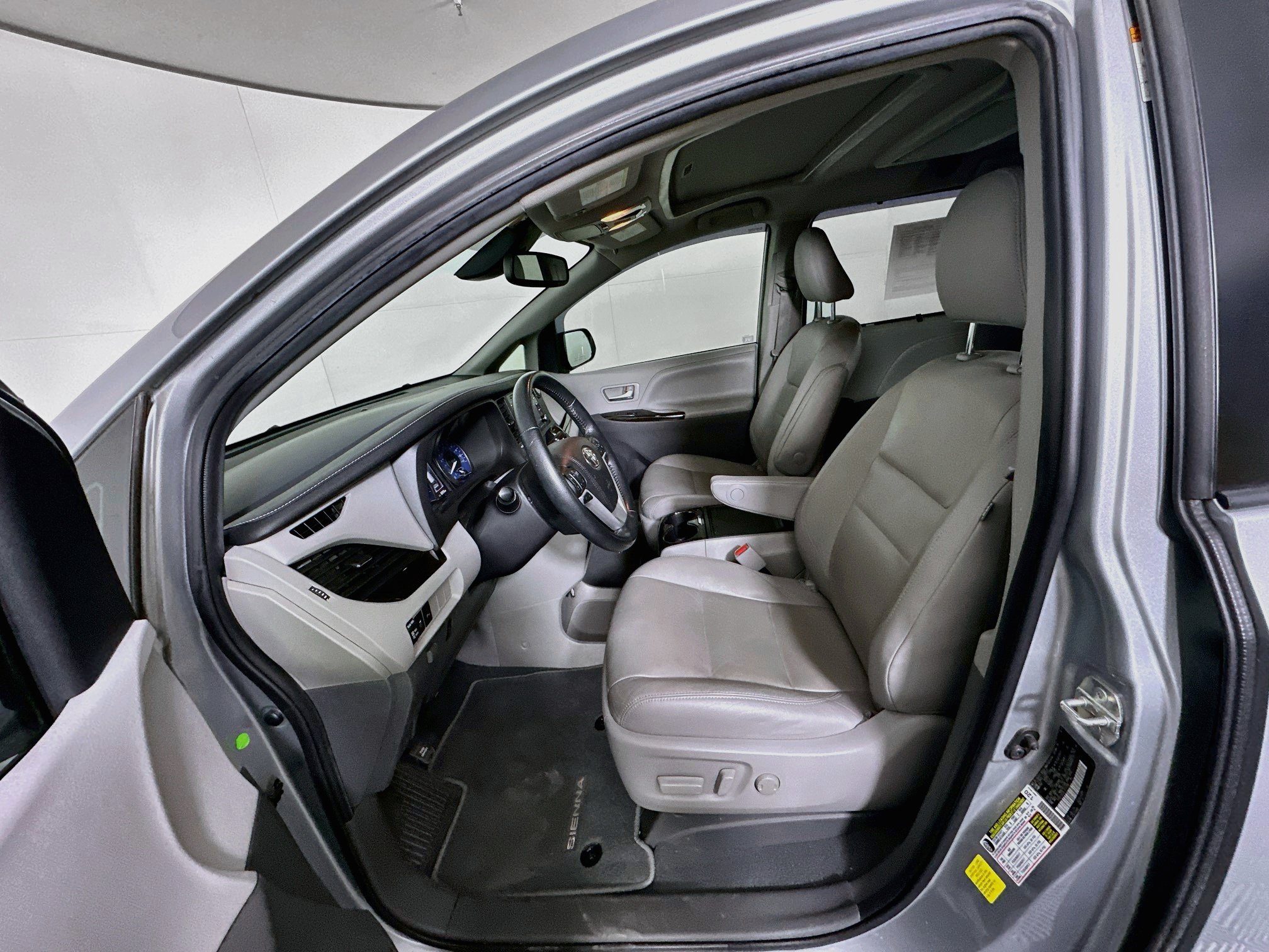 Used 2020 Toyota Sienna XLE Premium FWD image 13