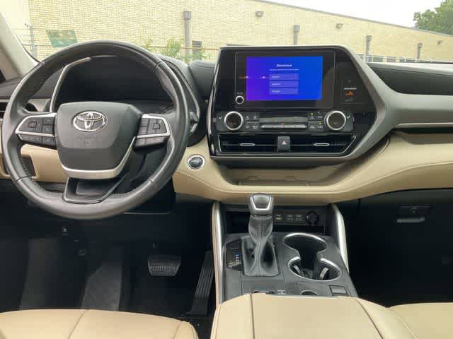 Used 2023 Toyota Highlander XLE FWD image 19