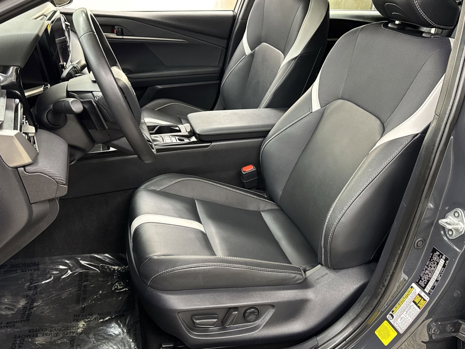 Used 2025 Toyota Camry SE w/ Convenience Package image 4