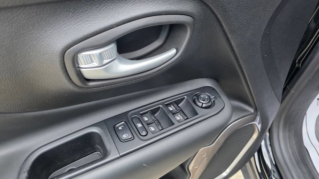 Used 2023 Jeep Renegade Latitude AWD/4WD image 23