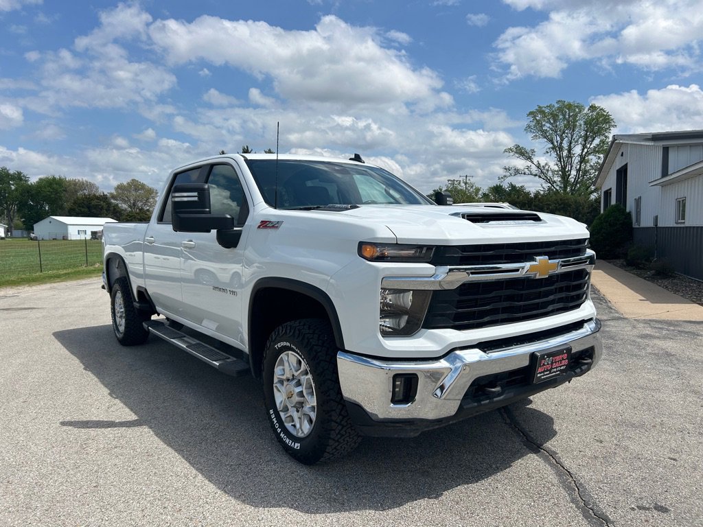 Used 2024 Chevrolet Silverado 2500 LT AWD/4WD image 3