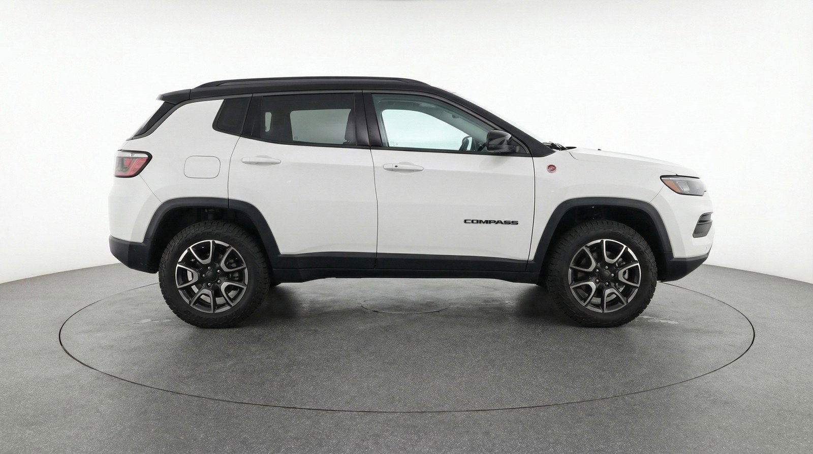 Used 2025 Jeep Compass Trailhawk image 11