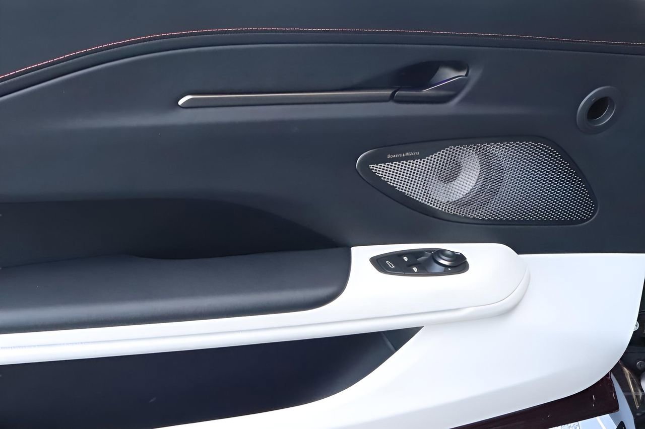 Used 2026 Aston Martin V8 Vantage Coupe RWD image 11