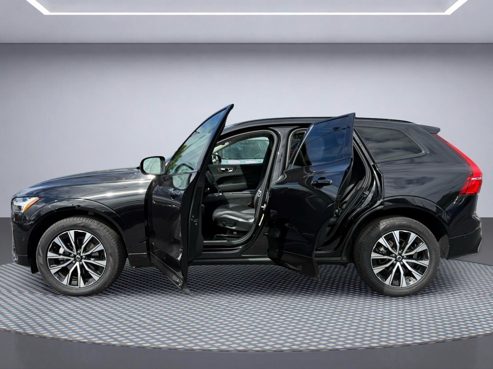 Used 2024 Volvo XC60 B5 Plus AWD/4WD image 13