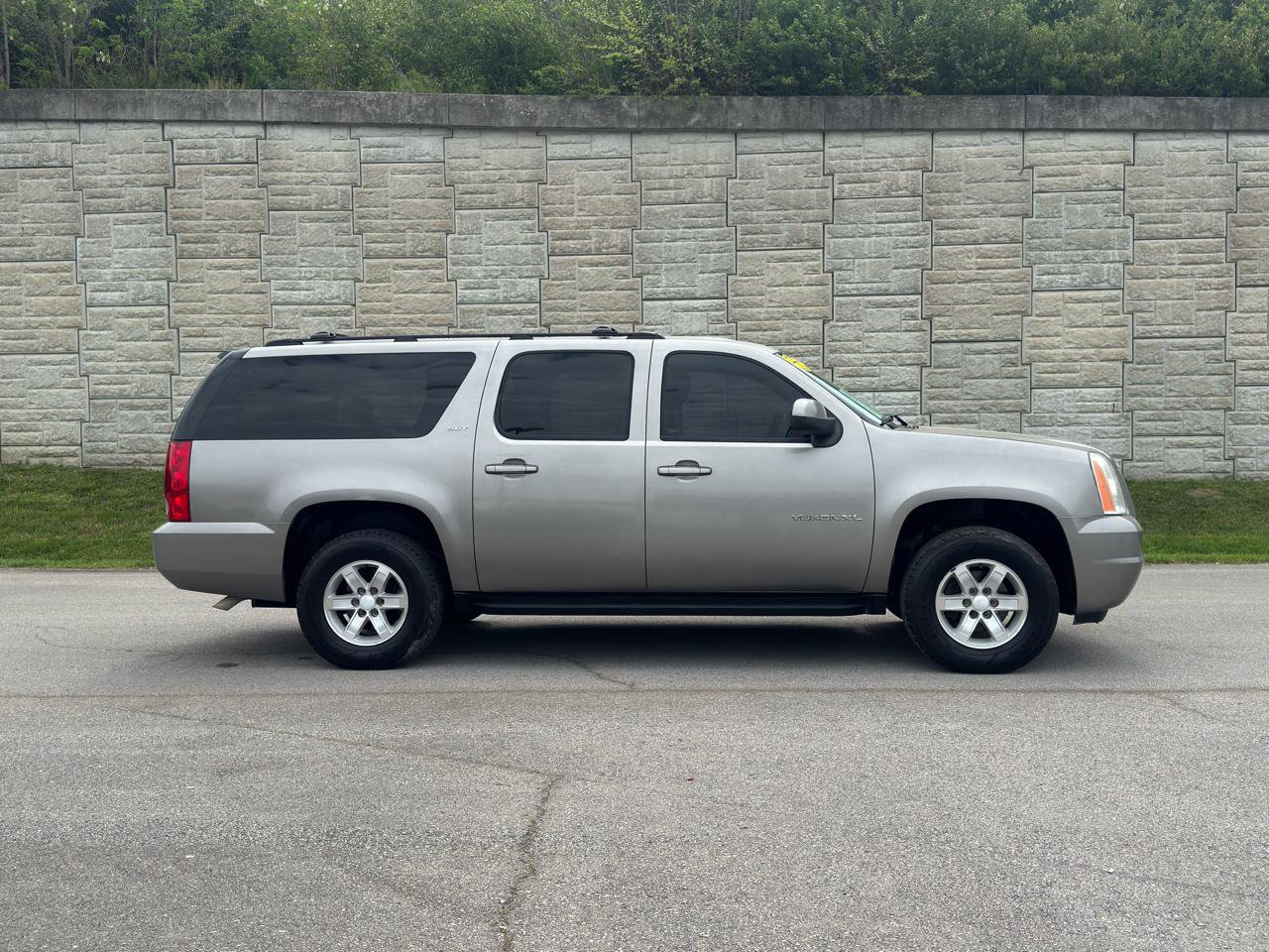 Used 2007 GMC Yukon XL SLT w/ SLT Preferred Equipment Group RWD image 2
