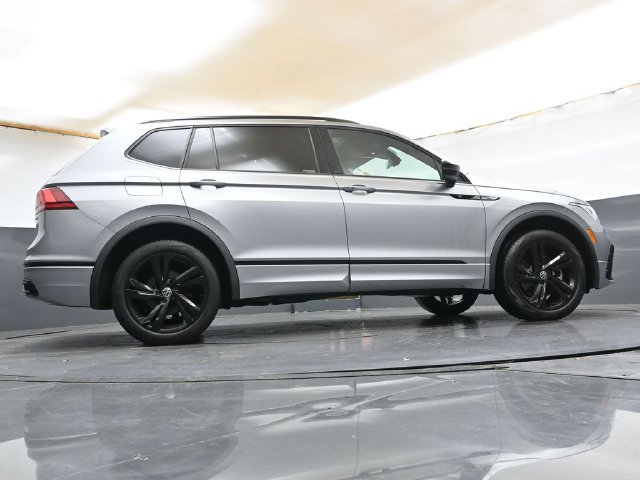 Used 2024 Volkswagen Tiguan SE R-Line AWD/4WD image 35
