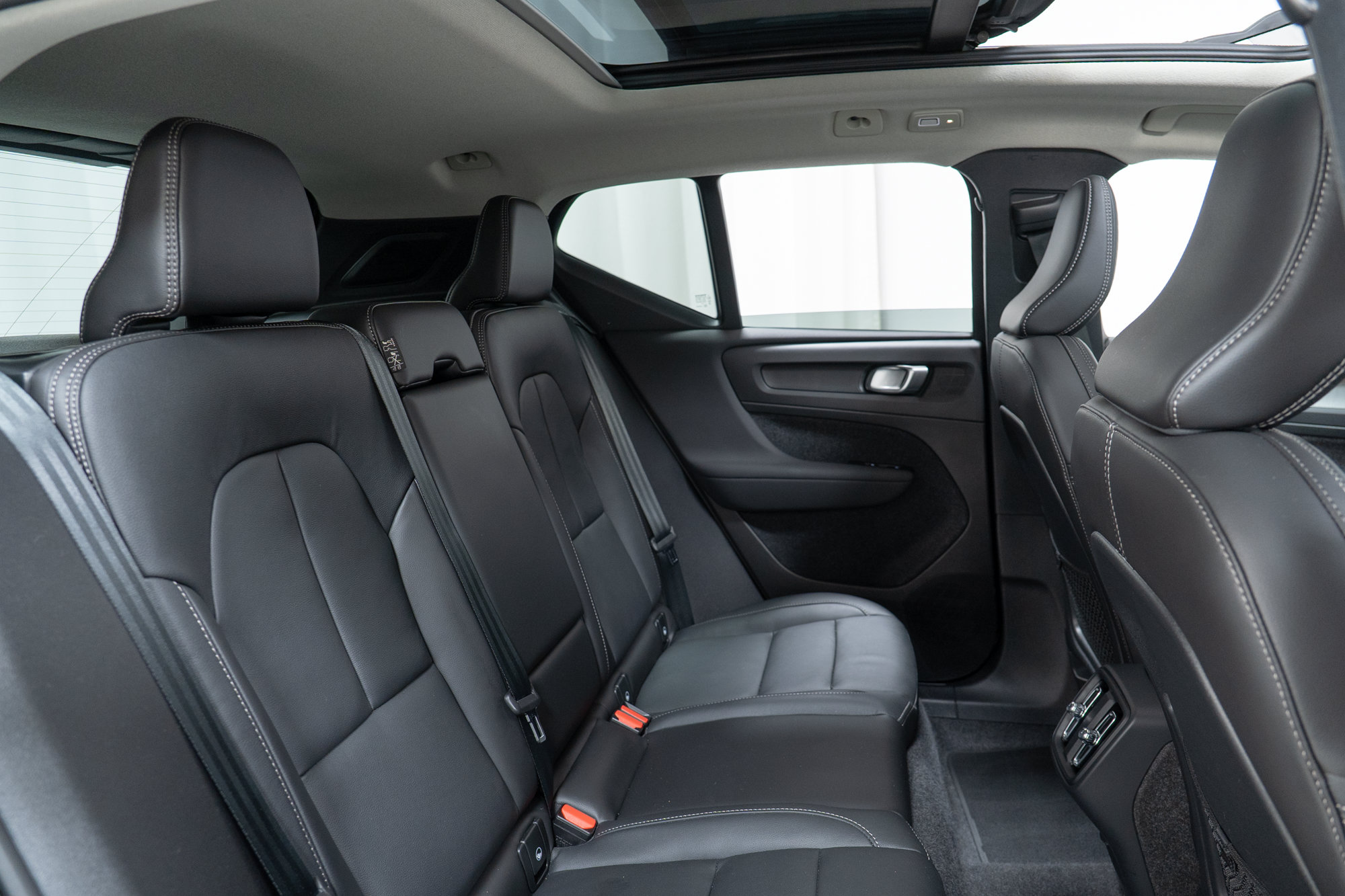 Certified 2025 Volvo XC40 B5 Plus AWD/4WD image 24
