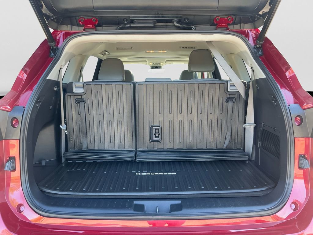 Used 2023 Toyota Highlander XLE FWD image 17