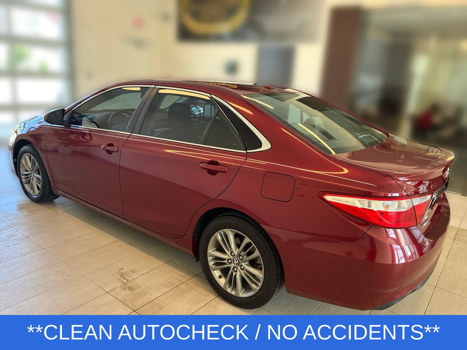 Used 2017 Toyota Camry SE w/ Moonroof Package FWD image 3