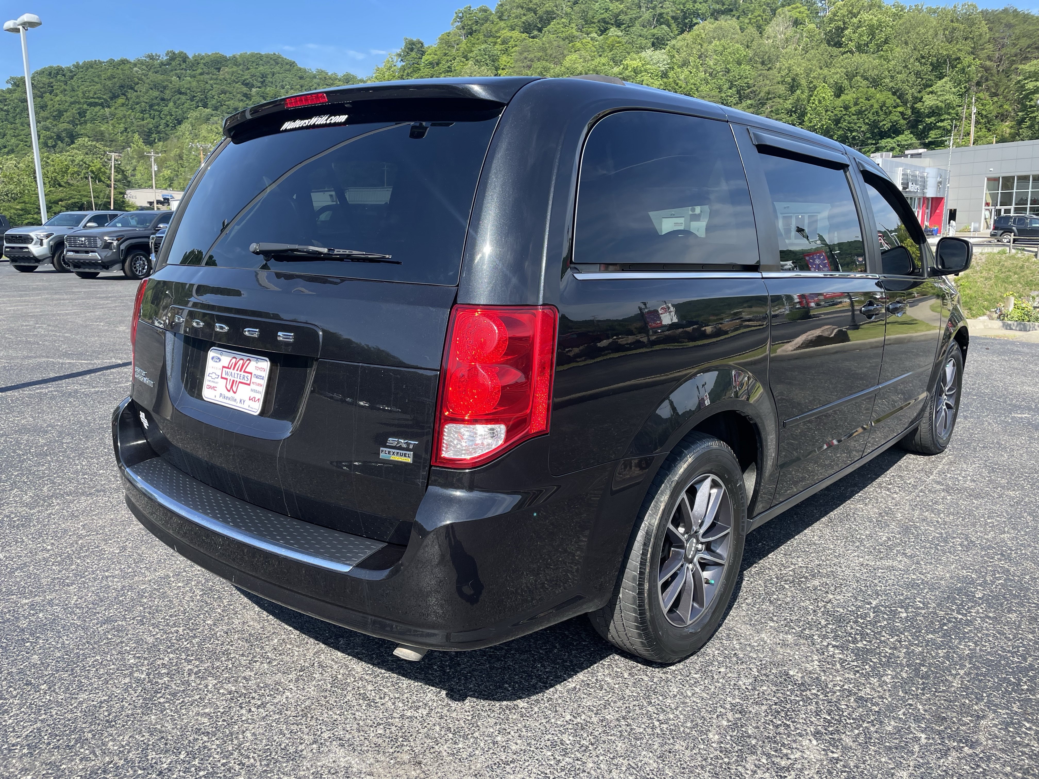 Used 2017 Dodge Grand Caravan SXT FWD image 2